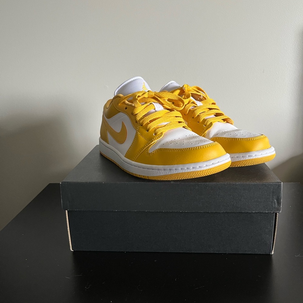 Jordan 1 low “pollen” size 8’5 - Picture 2 of 5